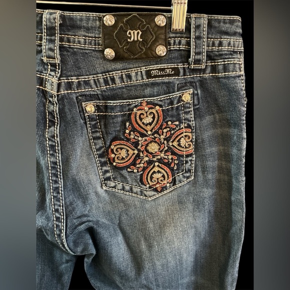 Miss Me Boyfriend Capri Jeans - Picture 6 of 7